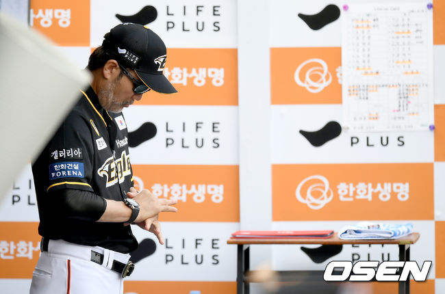 한화가 또 졌다. 코치 5명을 한꺼번에 1군에서 제외하는 충격 요법을 썼지만 소용없었다. NC 에이스 구창모에게 맥없이 무너졌다. 예견된 13연패였다. 한화는 6일 대전 한화생명이글스파크에서 열린 2020 신한은행 SOL KBO리그 NC와의 홈경기에서 2-14 대패를 당했다. 지난달 23일 창원 NC전부터 시작된 연패가 ’13’으로 불어났다. 한화 팀 역대 최다 14연패도 눈앞이다. 시즌 성적은 7승22패 승률 2할4푼1리로 10위. 9회 한화 한용덕 감독이 고개를 떨구고 있다./ksl0919@osen.co.kr