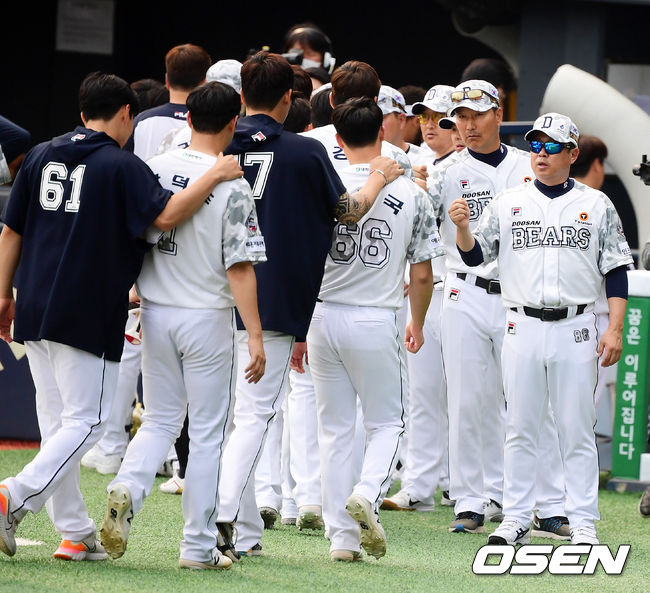 경기를 마치고 두산 김태형 감독이 선수들과 하이파이브를 하고 있다. /jpnews@osen.co.kr