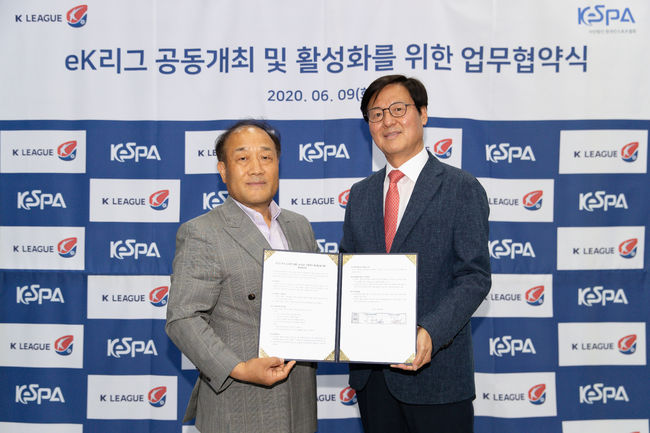 [사진]한국e스포츠협회 김영만 회장(왼쪽)과 한국프로축구연맹 한웅수 사무총장 /한국프로축구연맹 제공