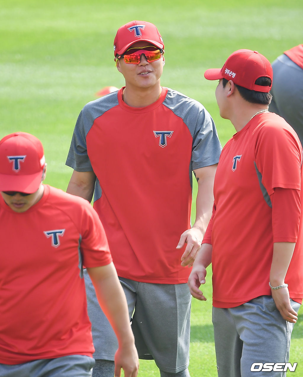 경기에 앞서 KIA 류지혁이 동료들과 이야기를 나누고 있다. /   soul1014@osen.co.kr