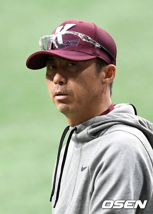 경기에 앞서 키움 손혁 감독이 훈련 중인 선수들을 바라보고 있다. /sunday@osen.co.kr