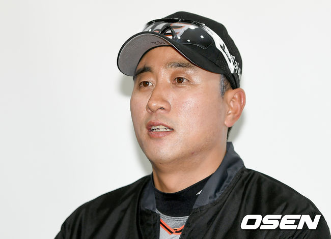 9일 부산 사직야구장에서 ‘2020 신한은행 SOL KBO리그’ 롯데 자이언츠와 한화 이글스의 경기가 열린다.경기 시작 전 한화 최원호 감독대행이 인터뷰를 진행하고 있다./ksl0919@osen.co.kr