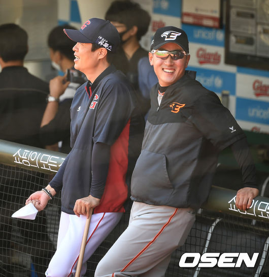 9일 부산 사직야구장에서 ‘2020 신한은행 SOL KBO리그’ 롯데 자이언츠와 한화 이글스의 경기가 열린다.경기 시작 전 한화 최원호 감독대행과 롯데 허문회 감독이 이야기를 나누고 있다./ksl0919@osen.co.kr