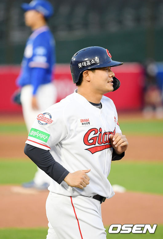 2회말 1사 주자 1,2루 롯데 민병헌이 타석에서 볼넷을 골라낸 후 출루하고 있다. / rumi@osen.co.kr