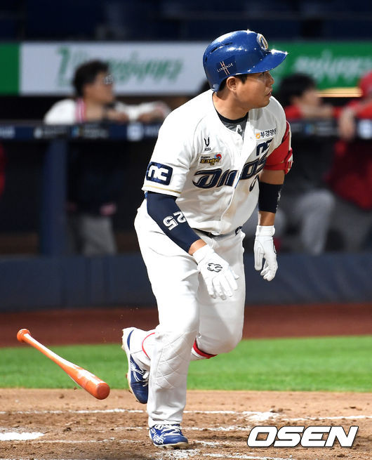 4회말 1사 만루 상황 NC 양의지가 달아나는 좌중간 만루포를 날리고 타구를 바라보고 있다. /dreamer@osen.co.kr