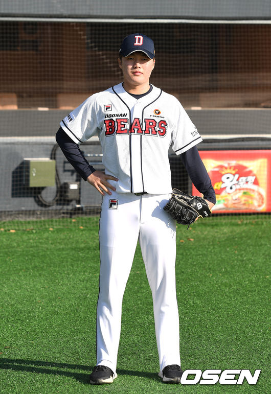 두산 신인선수 조제영이 기념촬영을 하고 있다. /sunday@osen.co.kr