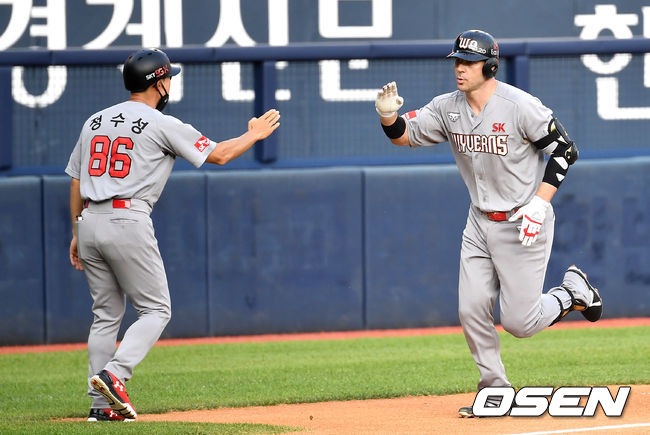 2회초 무사 선두타자로 나선 SK 로맥이 선제 좌월 솔로포를 날리고 그라운드를 돌며 정수성 코치와 인사를 나누고 있다. / dreamer@osen.co.kr