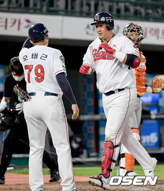 5회말 1사 2루 상황 롯데 이대호가 2점 홈런을 날린 뒤 홈을 밟고 오태근 코치와 하이파이브를 하고 있다./ksl0919@osen.co.kr
