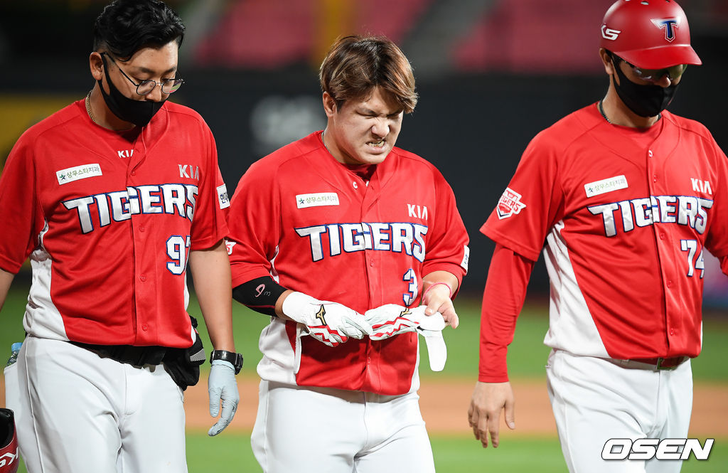 5회초 2사 2,3루 KIA 김선빈이 2타점 적시타를 날린뒤 햄스트링 부상으로 교체되고 있다. /   soul1014@osen.co.kr