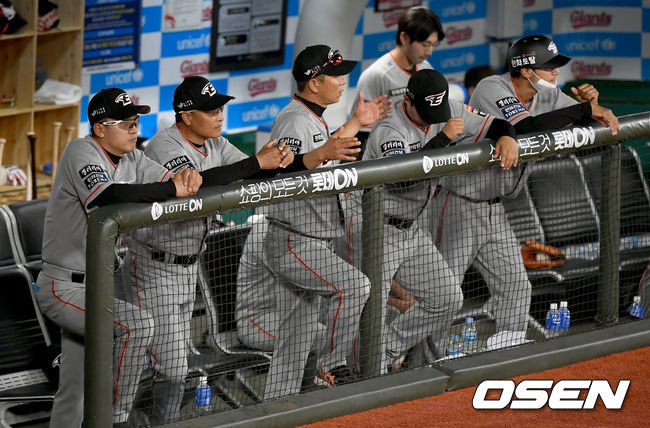 한화 더그아웃에서 최원호 감독대행과 코치진이 아쉬워하고 있다./ksl0919@osen.co.kr