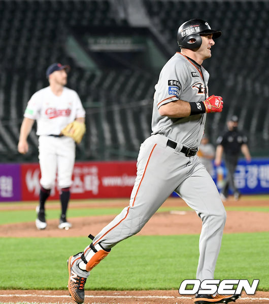 9일 부산 사직야구장에서 ‘2020 신한은행 SOL KBO리그’ 롯데 자이언츠와 한화 이글스의 경기가 열렸다.7회초 무사 한화 호잉이 1점 홈런을 날린 뒤 그라운드를 돌고 있다. /ksl0919@osen.co.kr