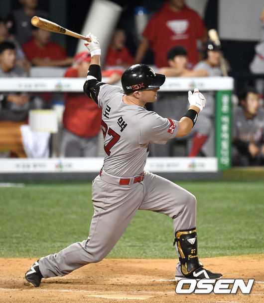 연장 10회초 1사 1, 2루 상황 SK 로맥이 다시 앞서가는 좌중간 2타점 2루타를 날리고 있다. / dreamer@osen.co.kr