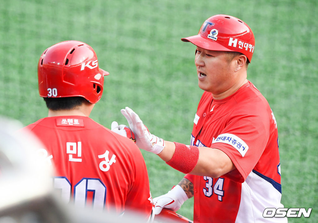 9일 오후 경기도 수원시 수원KT위즈파크에서 KBO리그 KT 위즈와 KIA 타이거즈의 경기가 진행됐다. 1회초 2사 KIA 최형우가 선취 솔로홈런을 날리고 유민상과 하이파이브를 하고 있다. / soul1014@osen.co.kr