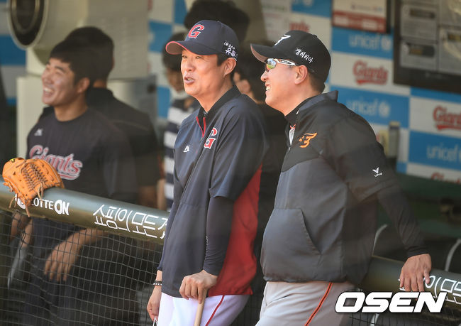 9일 부산 사직야구장에서 ‘2020 신한은행 SOL KBO리그’ 롯데 자이언츠와 한화 이글스의 경기가 열린다.경기 시작 전 한화 최원호 감독대행과 롯데 허문회 감독이 이야기를 나누고 있다./ksl0919@osen.co.kr