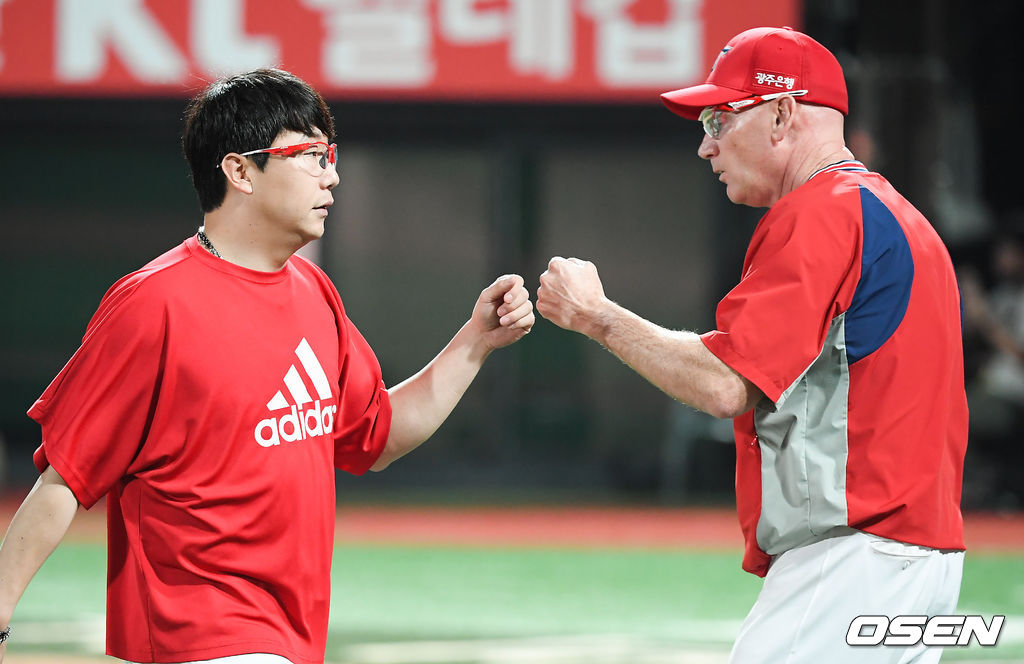 경기종료 후 승리투수가 된 KIA 양현종이 윌리엄스 감독과 하이파이브를 하고 있다 .   /   soul1014@osen.co.kr