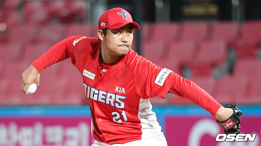 9일 오후 경기도 수원시 수원KT위즈파크에서 KBO리그 KT 위즈와 KIA 타이거즈의 경기가 진행됐다.6회말 KIA 홍상삼 투수가 역투하고 있다. /   soul1014@osen.co.kr