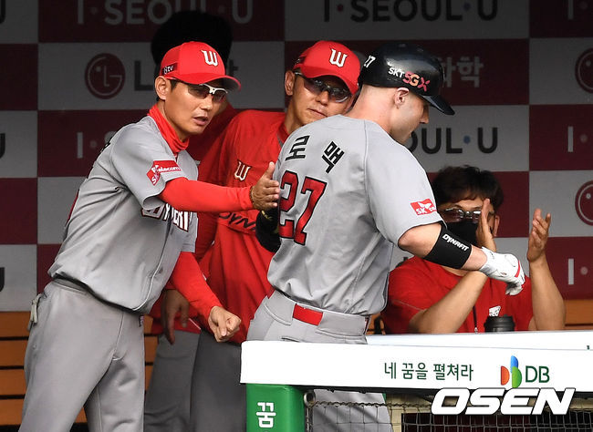 2회초 무사 선두타자로 나선 SK 로맥이 선제 좌월 솔로포를 날리고 염경엽 감독과 인사를 나누고 있다. / dreamer@osen.co.kr