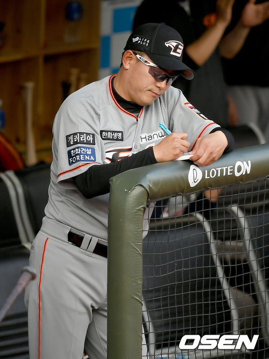 한화 최원호 감독대행이 선수들의 플레이를 기록하고 있다./ksl0919@osen.co.kr