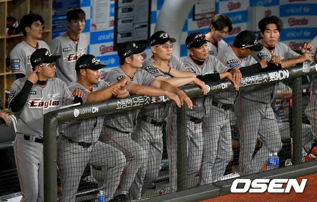  경기 종료 후 한화 최원호 감독대행과 코치진이 아쉬워하고 있다./ksl0919@osen.co.kr