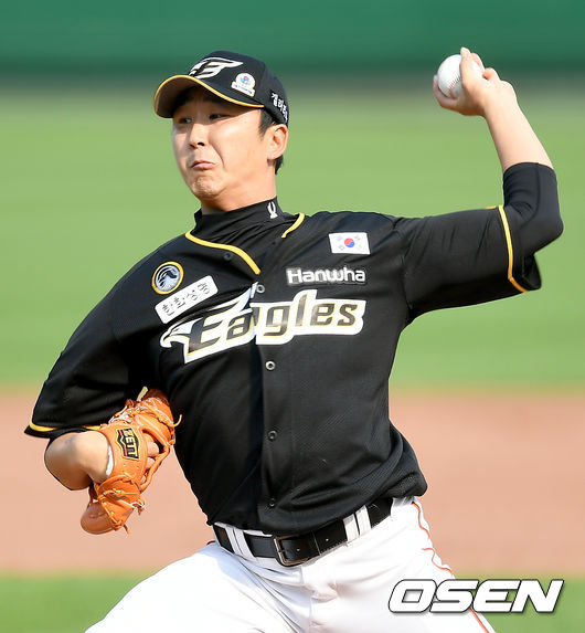 한화 정우람이 마운드에 올라 힘차게 공을 뿌리고 있다./ksl0919@osen.co.kr