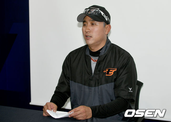 9일 부산 사직야구장에서 ‘2020 신한은행 SOL KBO리그’ 롯데 자이언츠와 한화 이글스의 경기가 열린다.경기 시작 전 한화 최원호 감독대행이 인터뷰를 진행하고 있다./ksl0919@osen.co.kr