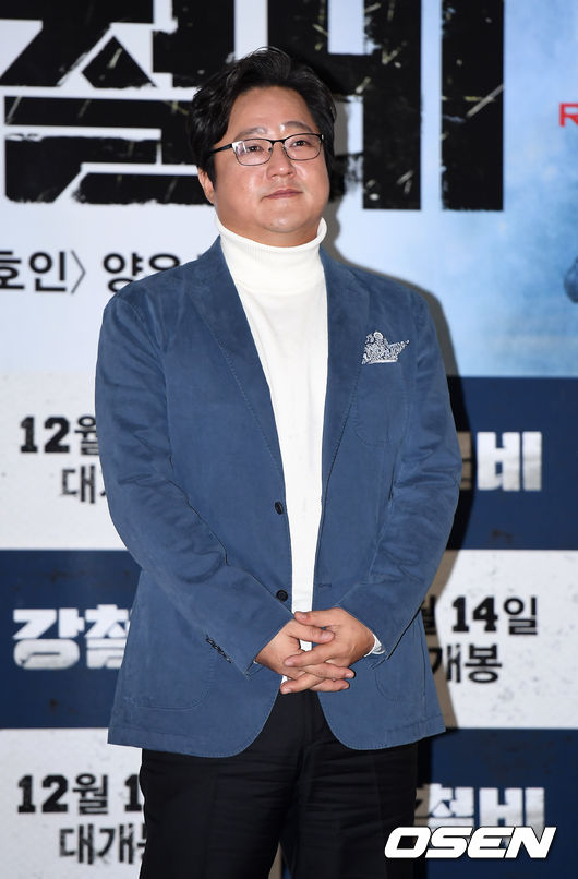배우 곽도원이 11일 오후 서울 용산 CGV에서 진행된 영화 '강철비' 언론 시사회에 참석해 포토타임을 갖고 있다. /youngrae@osen.co.kr