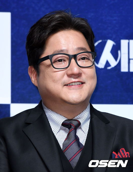 배우 곽도원이 취재진의 질문을 듣고 있다. /sunday@osen.co.kr
