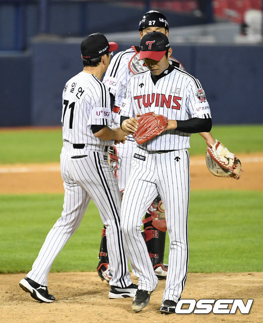 연장 10회초 1사 1, 2루 상황 SK 로맥에게 좌중간 2타점 2루타를 허용한 LG 투수 이상규가 강판되고 있다. / dreamer@osen.co.kr