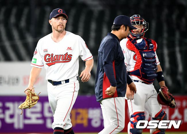 9일 부산 사직야구장에서 ‘2020 신한은행 SOL KBO리그’ 롯데 자이언츠와 한화 이글스의 경기가 열렸다.7회초 2사 3루 롯데 샘슨이 강판되고 있다. /ksl0919@osen.co.kr