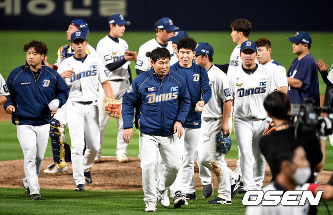 경기 종료 직후 NC 선수들이 마운드에서 하이파이브를 나누고 있다.  / dreamer@osen.co.kr