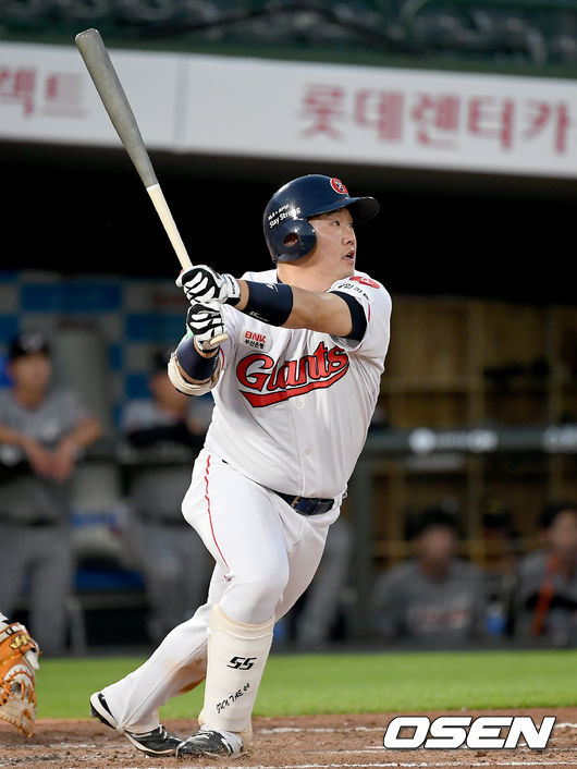 롯데 김준태가 2타점 적시 3루타를 날리고 있다./ksl0919@osen.co.kr