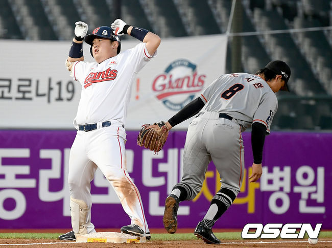 롯데 김준태가 2타점 적시 3루타를 날린 뒤 3루에 세이프 되고 있다./ksl0919@osen.co.kr