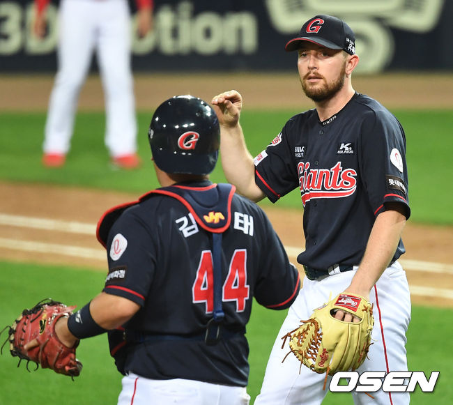 5회말 무사 1, 2루 상황 KIA 유민상을 포수 플라이 아웃으로 이끈 롯데 선발 샘슨이 김준태와 대화를 나누고 있다. /dreamer@osen.co.kr