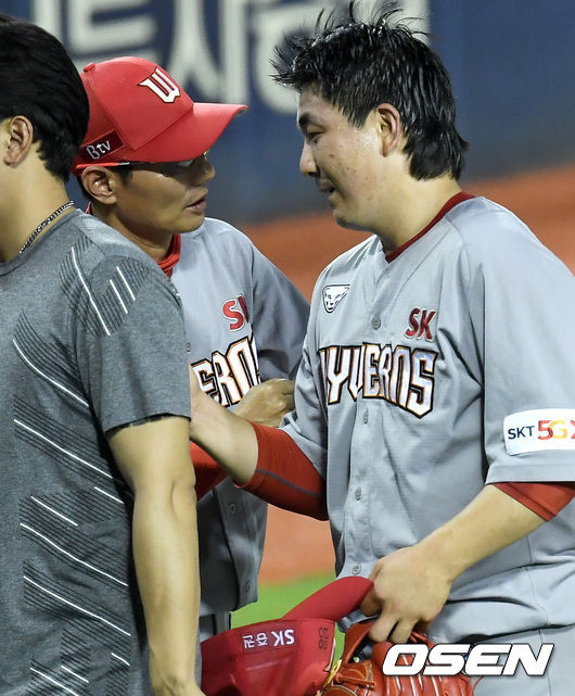경기 종료 후 승리 투수 SK 조영우와 염경엽 감독이 인사를 나누고 있다. / dreamer@osen.co.kr