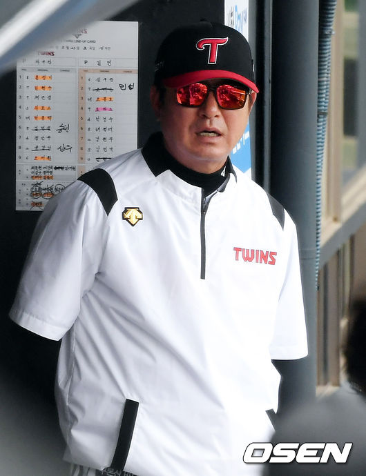 9회말 LG 류중일 감독이 경기를 지켜보고 있다. /cej@osen.co.kr