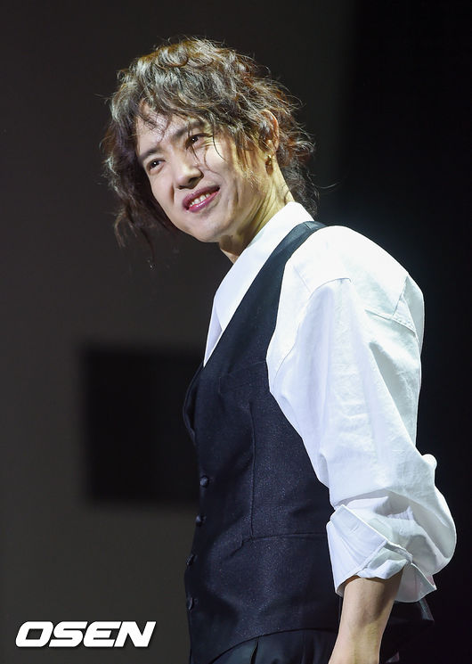 양준일이 포즈를 취하고 있다. /soul1014@osen.co.kr