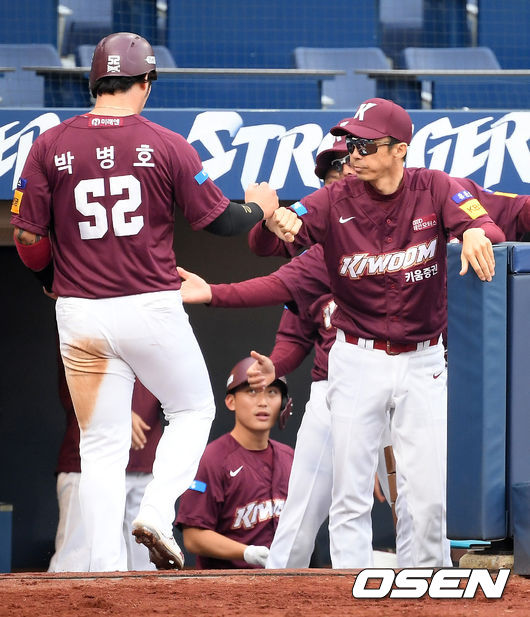 2회초 1사 주자 1,2루 키움 이택근의 중견수 앞 선취 1타점 적시타때 박병호가 홈으로 몸을 날려 세이프 된 후 덕아웃에서 손혁 감독과 하이파이브를 하고 있다./ rumi@osen.co.kr