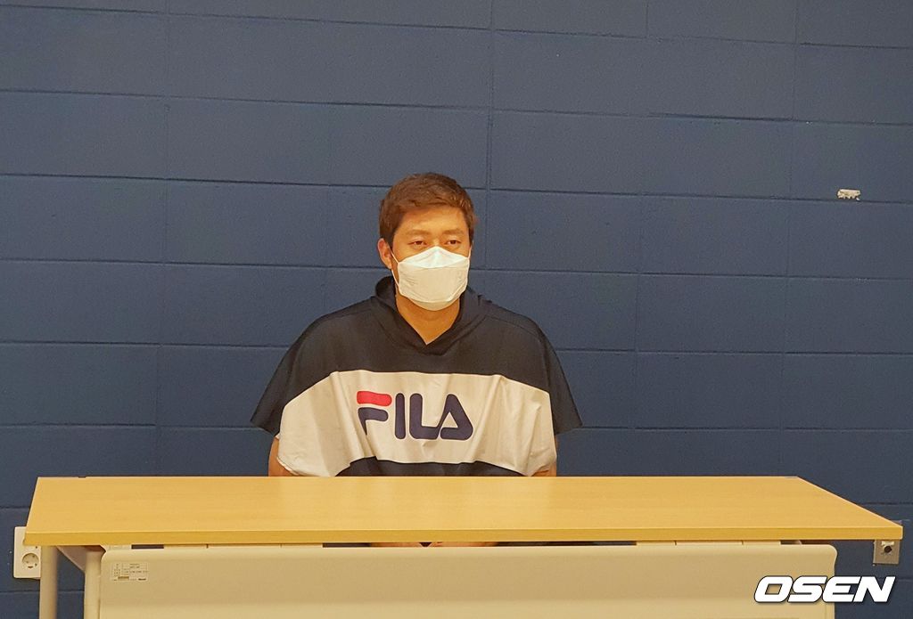 10일 취재진과 인터뷰 중인 김강률 / bellstop@osen.co.kr