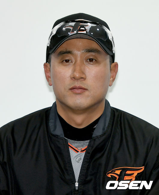 경기 시작 전 한화 최원호 감독대행이 인터뷰를 진행하고 있다./ksl0919@osen.co.kr