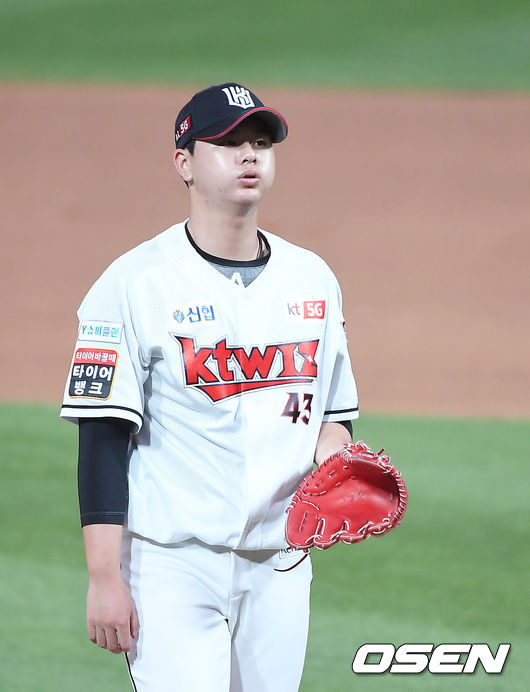 10일 오후 수원 KT위즈파크에서 '2020 신한은행 SOL KBO리그' KT 위즈와 KIA 타이거즈의 경기가 열렸다.1회초 무사 만루 KT 김민이 밀어내기 볼넷을 허용한 뒤 아쉬워하고 있다. /youngrae@osen.co.kr