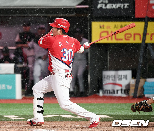 10일 오후 수원 KT위즈파크에서 '2020 신한은행 SOL KBO리그' KT 위즈와 KIA 타이거즈의 경기가 열렸다. 2회초 1사 1,2루 KIA 유민상이 스리런 홈런을 때려내고 있다. /youngrae@osen.co.kr