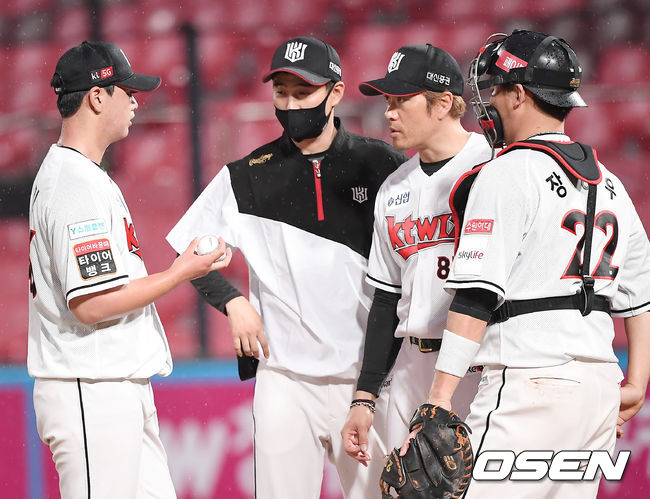 10일 오후 수원 KT위즈파크에서 '2020 신한은행 SOL KBO리그' KT 위즈와 KIA 타이거즈의 경기가 열렸다.2회초 1사 1,2루 KT 김민이 강판되고 있다. /youngrae@osen.co.kr