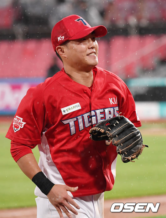 10일 오후 수원 KT위즈파크에서 '2020 신한은행 SOL KBO리그' KT 위즈와 KIA 타이거즈의 경기가 열렸다.2회말 이닝을 마친 KIA 류지혁이 동료들의 축하를 받으며 더그아웃으로 들어서고 있다. /youngrae@osen.co.kr