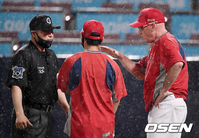 10일 오후 수원 KT위즈파크에서 '2020 신한은행 SOL KBO리그' KT 위즈와 KIA 타이거즈의 경기가 열렸다.클리닝 타임때 KIA 윌리엄스 감독이 구심과 이야기를 나누고 있다. /youngrae@osen.co.kr