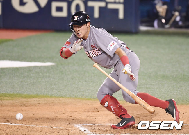 7회초 1사 1루 SK 최지훈이 기습 번트를 성공시키고 있다. /youngrae@osen.co.kr