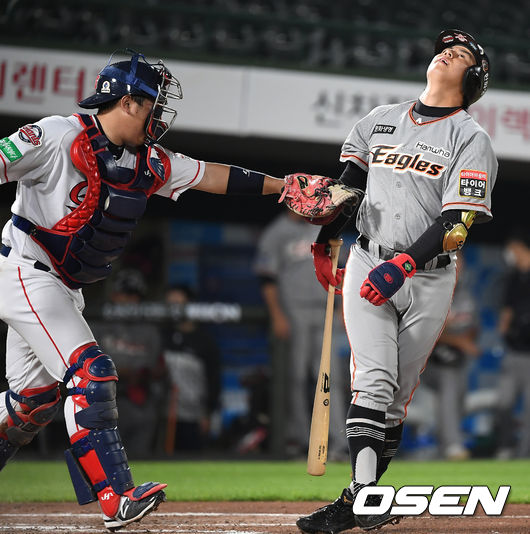 한화 노시환이 삼진을 당한 뒤 아쉬워하고 있다./ksl0919@osen.co.kr