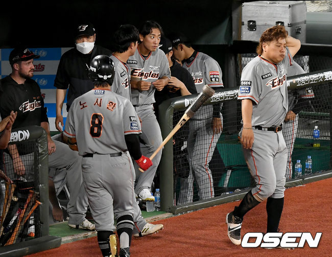  경기 종료 후 한화 선수들이 아쉬워하고 있다./ksl0919@osen.co.kr