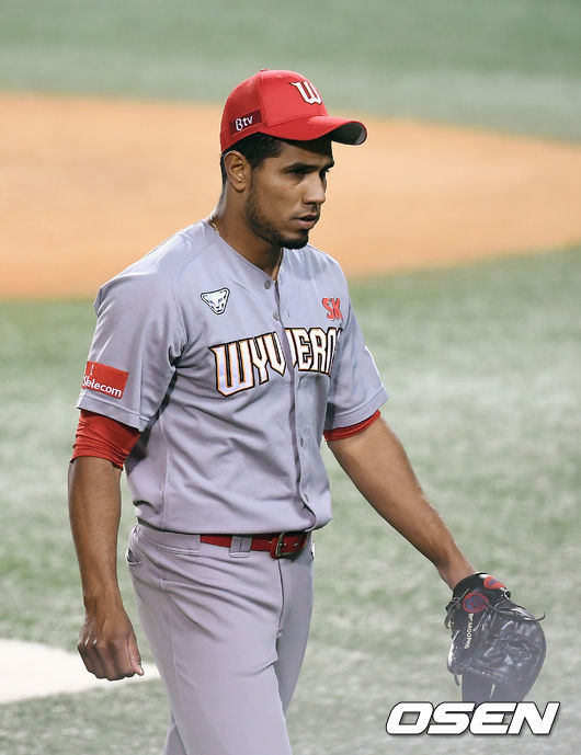 5월 13일 오후 서울 잠실야구장에서 '2020 신한은행 SOL KBO리그' LG 트윈스와 SK 와이번스의 경기가 열렸다.5회말 2사 SK 핀토가 강판되고 있다. /youngrae@osen.co.kr