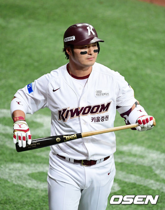 3회말 무사 1,2루에서 키움 박병호가 삼진으로 물러나며 아쉬워하고 있다. /jpnews@osen.co.kr
