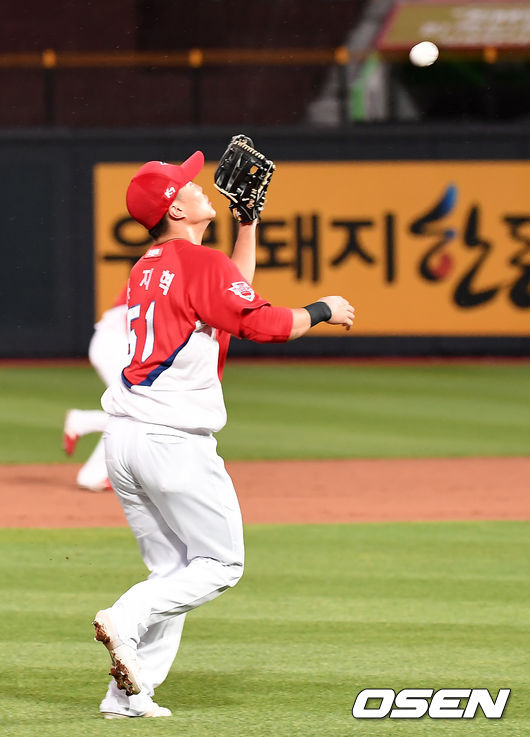 10일 오후 수원 KT위즈파크에서 '2020 신한은행 SOL KBO리그' KT 위즈와 KIA 타이거즈의 경기가 열렸다.1회말 KIA 류지혁이 KT 심우준의 타구를 잡아내고 있다. /youngrae@osen.co.kr